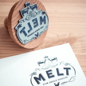 tampon-bois-personnalise-sachet-kraft