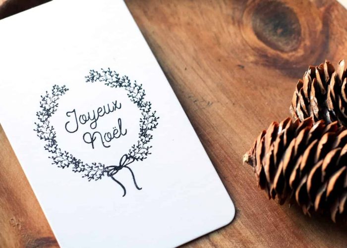 tampon-bois-joyeux-noel-couronne-etiquette-decoration-ficelle-bois-hiver-boite-deco-bloomini-studio.jpg